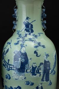 Coppia di vasi in porcellana con figure di draghetto a rilievo e raffigurazione di saggi e discepoli entro paesaggio sui toni del bianco e del blu, Cina, Dinastia Qing, XIX secolo  - Asta Arte orientale - Associazione Nazionale - Case d'Asta italiane