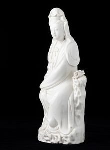 Figura di Guanyin seduta in porcellana Blanc de Chine, Cina, Dinastia Qing, epoca Kangxi (1662-1722)  - Asta Arte orientale - Associazione Nazionale - Case d'Asta italiane