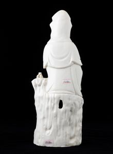 Figura di Guanyin seduta in porcellana Blanc de Chine, Cina, Dinastia Qing, epoca Kangxi (1662-1722)  - Asta Arte orientale - Associazione Nazionale - Case d'Asta italiane