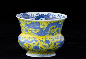 Vaso in porcellana con figure di draghi e decori vegetali sui toni del blu su fondo giallo, Cina, Dinastia Qing, epoca Guangxu (1875-1908)  - Asta Arte orientale - Associazione Nazionale - Case d'Asta italiane