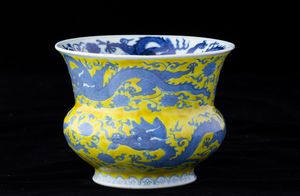 Vaso in porcellana con figure di draghi e decori vegetali sui toni del blu su fondo giallo, Cina, Dinastia Qing, epoca Guangxu (1875-1908)  - Asta Arte orientale - Associazione Nazionale - Case d'Asta italiane