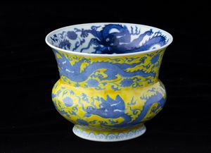 Vaso in porcellana con figure di draghi e decori vegetali sui toni del blu su fondo giallo, Cina, Dinastia Qing, epoca Guangxu (1875-1908)  - Asta Arte orientale - Associazione Nazionale - Case d'Asta italiane