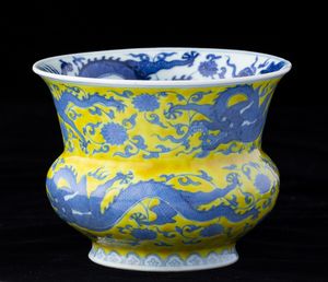 Vaso in porcellana con figure di draghi e decori vegetali sui toni del blu su fondo giallo, Cina, Dinastia Qing, epoca Guangxu (1875-1908)  - Asta Arte orientale - Associazione Nazionale - Case d'Asta italiane