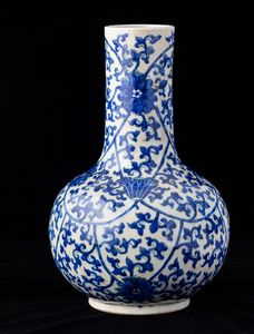 Vaso a bottiglia in porcellana con decoro floreale e a fiori di loto sui toni del blu, Cina, Dinastia Qing, XIX secolo  - Asta Arte orientale - Associazione Nazionale - Case d'Asta italiane