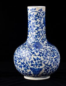 Vaso a bottiglia in porcellana con decoro floreale e a fiori di loto sui toni del blu, Cina, Dinastia Qing, XIX secolo  - Asta Arte orientale - Associazione Nazionale - Case d'Asta italiane