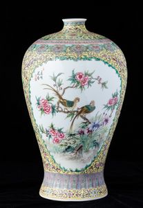 Vaso Meiping in porcellana con soggetti naturalistici entro riserve e decori floreali su fondo giallo, Cina, Dinastia Qing, XIX secolo  - Asta Arte orientale - Associazione Nazionale - Case d'Asta italiane