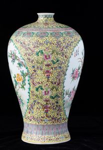 Vaso Meiping in porcellana con soggetti naturalistici entro riserve e decori floreali su fondo giallo, Cina, Dinastia Qing, XIX secolo  - Asta Arte orientale - Associazione Nazionale - Case d'Asta italiane