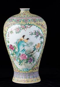 Vaso Meiping in porcellana con soggetti naturalistici entro riserve e decori floreali su fondo giallo, Cina, Dinastia Qing, XIX secolo  - Asta Arte orientale - Associazione Nazionale - Case d'Asta italiane