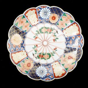 Servizio in porcellana Imari con decori floreali, Giappone, periodo Meiji (1868-1912)  - Asta Arte orientale - Associazione Nazionale - Case d'Asta italiane