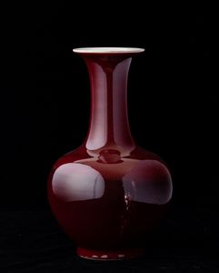 Vaso a bottiglia in porcellana monocroma sangue di bue, Cina, Dinastia Qing, XIX secolo  - Asta Arte orientale - Associazione Nazionale - Case d'Asta italiane