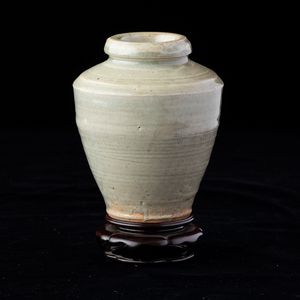 Vaso in porcellana Longquan color Celadon, Cina, Dinastia Ming, XVII secolo  - Asta Arte orientale - Associazione Nazionale - Case d'Asta italiane