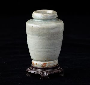 Piccolo vaso in porcellana Longquan color Celadon, Cina, Dinastia Ming, XVII secolo  - Asta Arte orientale - Associazione Nazionale - Case d'Asta italiane