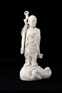 Figura di saggio in porcellana Blanc de Chine, Dehua, Cina, XX secolo  - Asta Arte orientale - Associazione Nazionale - Case d'Asta italiane