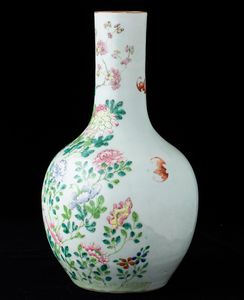 Vaso a bottiglia in porcellana con decoro di peonie in fiore e pipistrelli, Cina, Dinastia Qing, XIX secolo  - Asta Arte orientale - Associazione Nazionale - Case d'Asta italiane