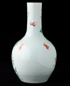 Vaso a bottiglia in porcellana con decoro di peonie in fiore e pipistrelli, Cina, Dinastia Qing, XIX secolo  - Asta Arte orientale - Associazione Nazionale - Case d'Asta italiane