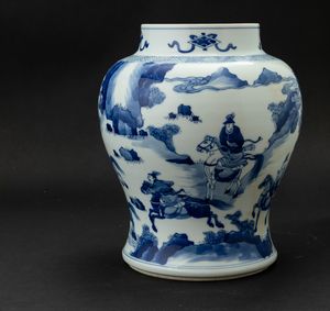 Vaso in porcellana bianca e blu con figure di cavalieri entro paesaggio e simboli taoisti, Cina, Dinastia Qing, XIX secolo  - Asta Arte orientale - Associazione Nazionale - Case d'Asta italiane