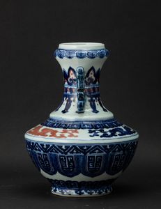 Vaso in porcellana con anse sagomate e decoro dispirazione arcaica nei toni del blu e del rosso ferro, Cina, Dinastia Qing, XIX secolo  - Asta Arte orientale - Associazione Nazionale - Case d'Asta italiane