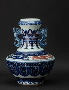 Vaso in porcellana con anse sagomate e decoro dispirazione arcaica nei toni del blu e del rosso ferro, Cina, Dinastia Qing, XIX secolo  - Asta Arte orientale - Associazione Nazionale - Case d'Asta italiane