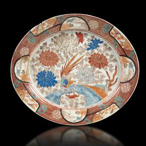 Coppia di potiches e un grande piatto in porcellana Imari con decori floreali, Giappone, fine XIX secolo  - Asta Arte orientale - Associazione Nazionale - Case d'Asta italiane