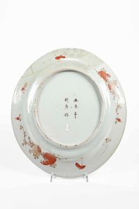 Coppia di potiches e un grande piatto in porcellana Imari con decori floreali, Giappone, fine XIX secolo  - Asta Arte orientale - Associazione Nazionale - Case d'Asta italiane