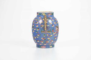 Vaso in porcellana con anse sagomate e figure di draghi tra le nuvole, Cina, Dinastia Qing, XIX secolo  - Asta Arte orientale - Associazione Nazionale - Case d'Asta italiane