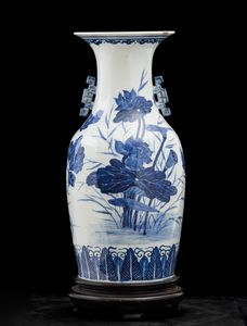 Vaso in porcellana bianca e blu con piccole anse sagomate e raffigurante pavone e fiori di loto, Cina, Dinastia Qing, XIX secolo  - Asta Arte orientale - Associazione Nazionale - Case d'Asta italiane