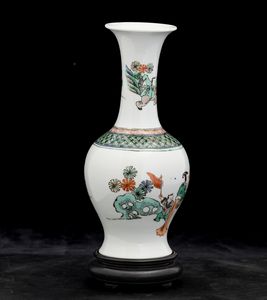 Vaso in porcellana Famiglia Verde raffigurante scena di vita comune con cortigiana e fanciulli, Cina, Dinastia Qing, XIX secolo  - Asta Arte orientale - Associazione Nazionale - Case d'Asta italiane