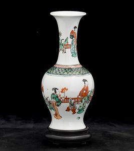 Vaso in porcellana Famiglia Verde raffigurante scena di vita comune con cortigiana e fanciulli, Cina, Dinastia Qing, XIX secolo  - Asta Arte orientale - Associazione Nazionale - Case d'Asta italiane