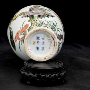 Vaso in porcellana Famiglia Verde raffigurante aironi entro paesaggio, Cina, Dinastia Qing, XIX secolo  - Asta Arte orientale - Associazione Nazionale - Case d'Asta italiane