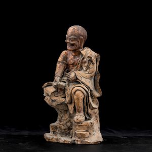 Figura di saggio in terracotta parzialmente dipinta, Cina, Dinastia Qing, XIX secolo  - Asta Arte orientale - Associazione Nazionale - Case d'Asta italiane