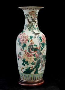 Vaso in porcellana con i toni della Famiglia Rosa raffigurante pavone e peonie in fiore, Cina, Dinastia Qing, XIX secolo  - Asta Arte orientale - Associazione Nazionale - Case d'Asta italiane