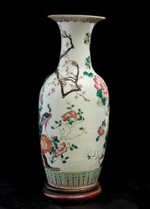 Vaso in porcellana con i toni della Famiglia Rosa raffigurante pavone e peonie in fiore, Cina, Dinastia Qing, XIX secolo  - Asta Arte orientale - Associazione Nazionale - Case d'Asta italiane