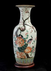 Vaso in porcellana con i toni della Famiglia Rosa raffigurante pavone e peonie in fiore, Cina, Dinastia Qing, XIX secolo  - Asta Arte orientale - Associazione Nazionale - Case d'Asta italiane