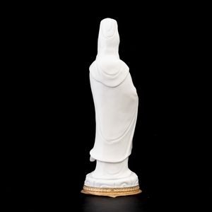 Figura di Guanyin stante in porcellana Blanc de Chine, Cina, Dinastia Qing, XIX secolo  - Asta Arte orientale - Associazione Nazionale - Case d'Asta italiane