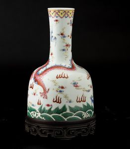 Vaso a bottiglia in porcellana con decoro di draghi tra le nuvole, Cina, Repubblica, XX secolo  - Asta Arte orientale - Associazione Nazionale - Case d'Asta italiane