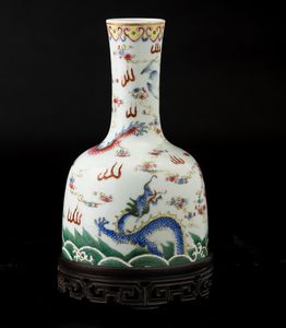 Vaso a bottiglia in porcellana con decoro di draghi tra le nuvole, Cina, Repubblica, XX secolo  - Asta Arte orientale - Associazione Nazionale - Case d'Asta italiane