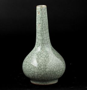 Vaso a bottiglia in porcellana Guan color Celadon, Cina, Dinastia Qing, XIX secolo  - Asta Arte orientale - Associazione Nazionale - Case d'Asta italiane