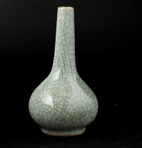 Vaso a bottiglia in porcellana Guan color Celadon, Cina, Dinastia Qing, XIX secolo  - Asta Arte orientale - Associazione Nazionale - Case d'Asta italiane