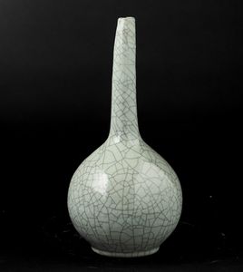 Vaso a bottiglia in porcellana Guan color Celadon, Cina, Dinastia Qing, XIX secolo  - Asta Arte orientale - Associazione Nazionale - Case d'Asta italiane