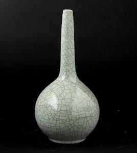 Vaso a bottiglia in porcellana Guan color Celadon, Cina, Dinastia Qing, XIX secolo  - Asta Arte orientale - Associazione Nazionale - Case d'Asta italiane