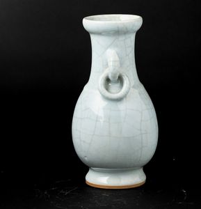 Vaso in porcellana Guan con anse ad anello e mascheroni, Cina, Dinastia Qing, XIX secolo  - Asta Arte orientale - Associazione Nazionale - Case d'Asta italiane