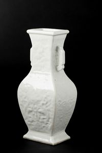 Vaso in porcellana monocroma bianca a doppia ansa con decori a rilievo, Cina, Dinastia Qing, XIX secolo  - Asta Arte orientale - Associazione Nazionale - Case d'Asta italiane