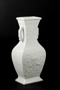 Vaso in porcellana monocroma bianca a doppia ansa con decori a rilievo, Cina, Dinastia Qing, XIX secolo  - Asta Arte orientale - Associazione Nazionale - Case d'Asta italiane