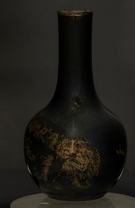 Vaso in porcellana monocroma nera con decoro di draghi lumeggiato in color oro, Cina, Dinastia Qing, XIX secolo  - Asta Arte orientale - Associazione Nazionale - Case d'Asta italiane