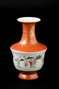 Piccolo vaso in porcellana con figure di fanciulli e decori floreali in color oro su fondo arancio, Cina, Repubblica, XX secolo  - Asta Arte orientale - Associazione Nazionale - Case d'Asta italiane