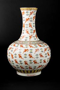 Vaso a bottiglia in porcellana con decoro di pipistrelli, Cina, XX secolo  - Asta Arte orientale - Associazione Nazionale - Case d'Asta italiane