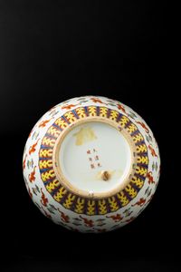 Vaso a bottiglia in porcellana con decoro di pipistrelli, Cina, XX secolo  - Asta Arte orientale - Associazione Nazionale - Case d'Asta italiane