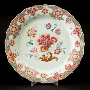 Tre piatti in porcellana Famiglia Rosa con decori floreali, Cina, Dinastia Qing, epoca Qianlong (1736-1796)  - Asta Arte orientale - Associazione Nazionale - Case d'Asta italiane