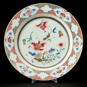 Tre piatti in porcellana Famiglia Rosa con decori floreali, Cina, Dinastia Qing, epoca Qianlong (1736-1796)  - Asta Arte orientale - Associazione Nazionale - Case d'Asta italiane