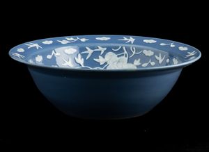 Bowl in porcellana con decoro naturalistico nei toni del bianco su fondo blu, Cina, Dinastia Qing, XIX secolo  - Asta Arte orientale - Associazione Nazionale - Case d'Asta italiane